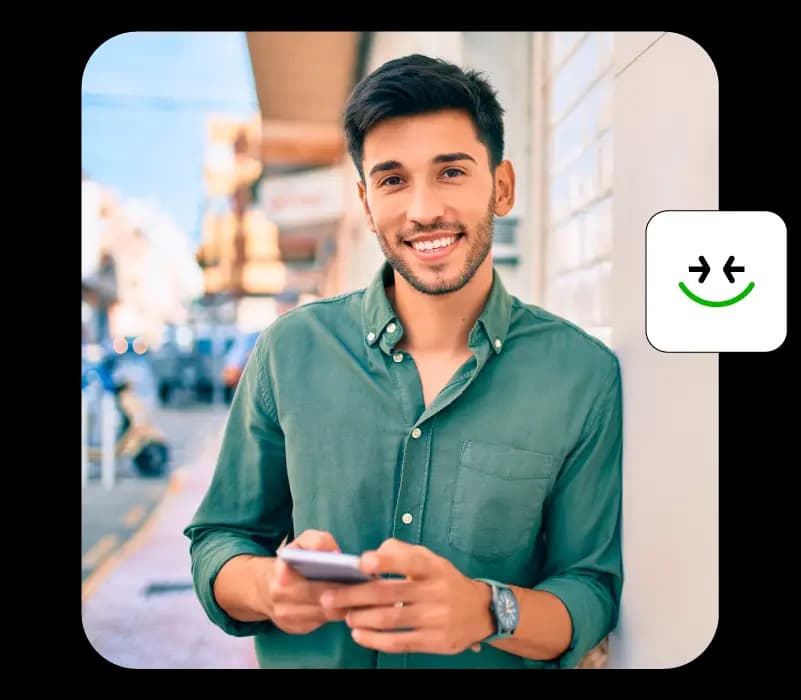 Joven sonriendo con su préstamo MultiMoney en México