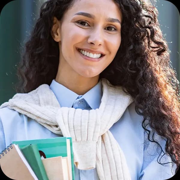 Mujer joven de Tijuana sonriendo