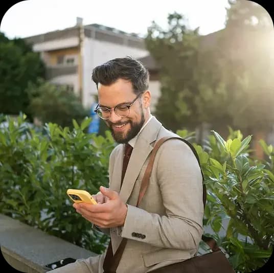 Joven sonriendo con su préstamo MultiMoney en Guadalajara