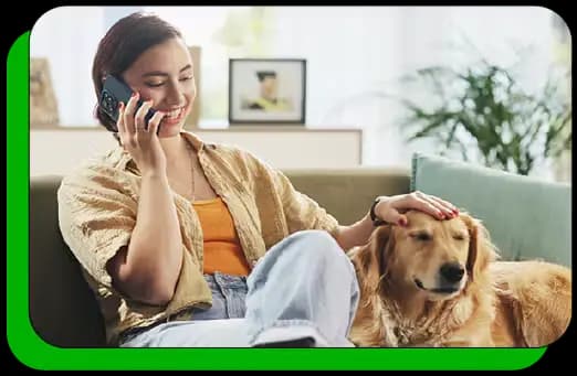 Mujer sonriendo con su perro mientras usa MultiMoney